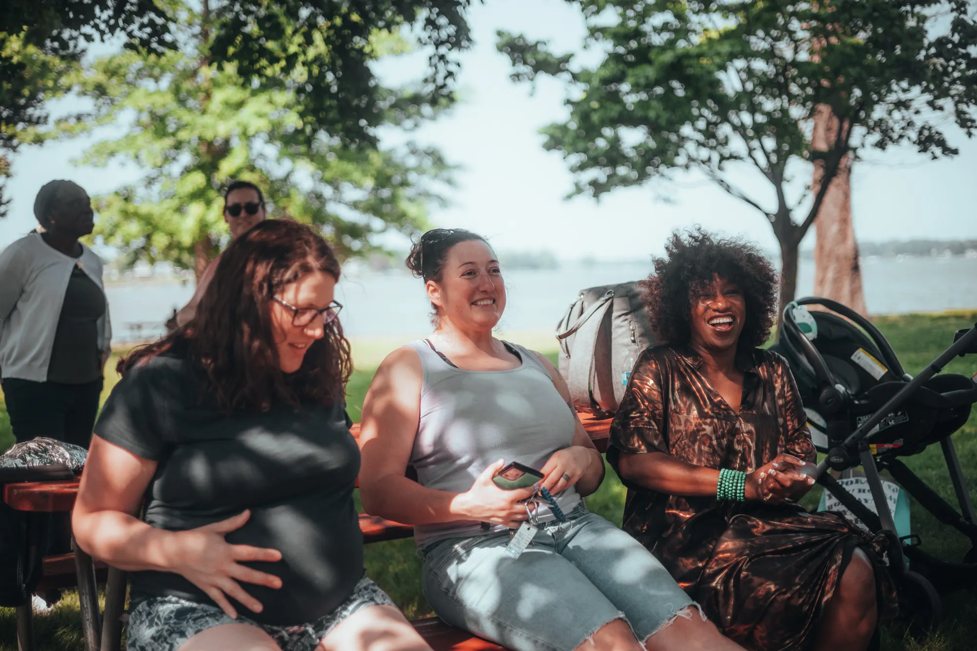 Vrouwen lachen samen op een bank in een park